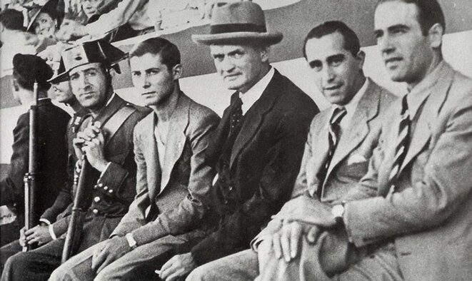 Don Patricio, au centre avec la chapeau, champion d'Espagne avec le Betis, 1935 © Archives F.C. Barcelone Don Patricio, au centre avec la chapeau, champion d'Espagne avec le Betis, 1935 © Archives F.C. Barcelone